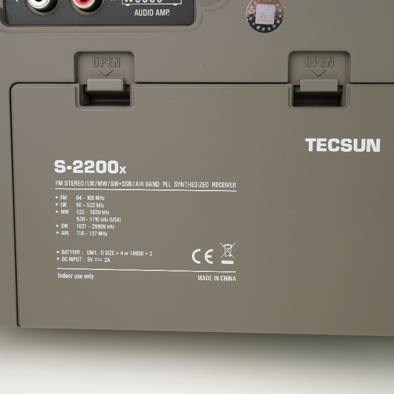 Любительский радиоприемник Tecsun S-2200x задняя крышка над батарейками типоразмера D